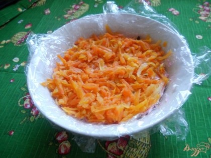 Следующим слоем выкладываем натертую морковь.
