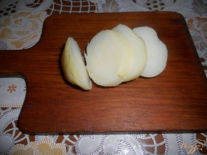 Итак, отварной картофель нарезаем на нетонкие кружочки (толщиной примерно в сантиметр).