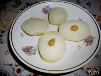 Выкладываем картофель в один слой на тарелку, в центр картофельного кружочка кладем капельку горчицы.