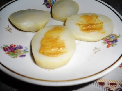 Затем при помощи ножа распределяем горчицу по центру картофеля.