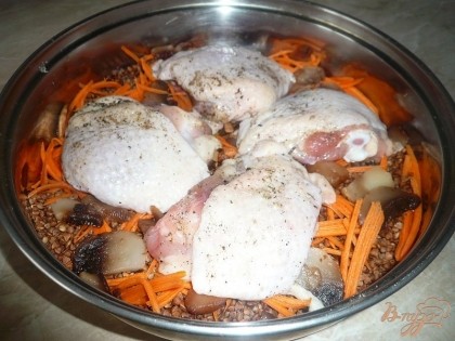 И последними в сковороду выкладываем куриные бедра.