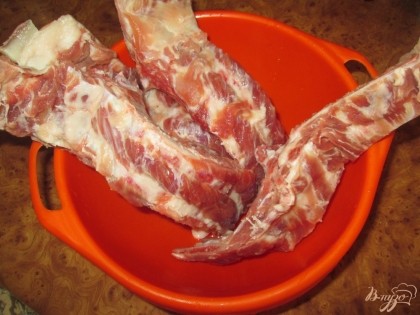 Свиные ребра помыть и, по возможности, нарезать на небольшие пластины.