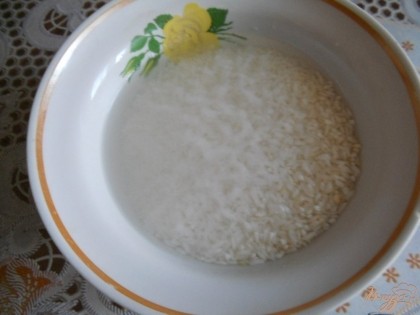 Заливаем рис водой, затем как следует промываем