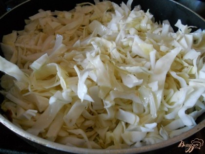 Капусту выкладываем в сковороду с небольшим количеством растительного масла (берем 2 столовых ложки масла) и слегка обжариваем. В процессе периодически перемешиваем, чтобы капуста не подгорела.