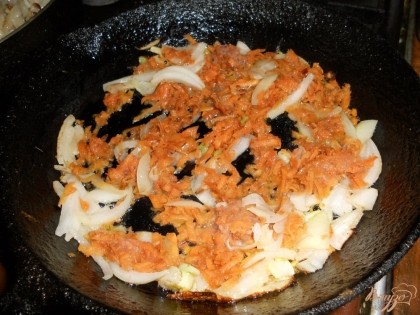 Морковь чистим, натираем на терке и добавляем в сковороду к луку. Перемешиваем и слегка обжариваем все вместе.