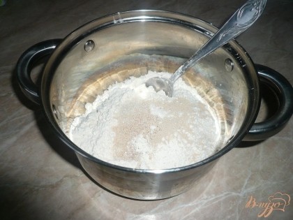 В подходящей посуде соединяем сухие ингредиенты – муку, дрожжи и сахар. Муку, конечно же, предварительно лучше просеять.