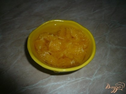 Кусочки апельсина заливаем достаточно теплой, но не горячей водой. То есть апельсин должен немного нагреться от воды.