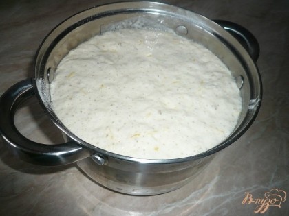 Теперь посуду с тестом прикрываем крышкой и ставим в теплое место, чтобы тесто подошло. Когда тесто поднимется, можно выпекать блинчики.