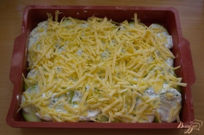 Натрите сыр на терку. Желательно на крупную, чтоб сыр при запекании равномерно расплавился, а не превратился в чипсы и кабачки успели проготовиться. Натертый сыр выложите поверх всего.