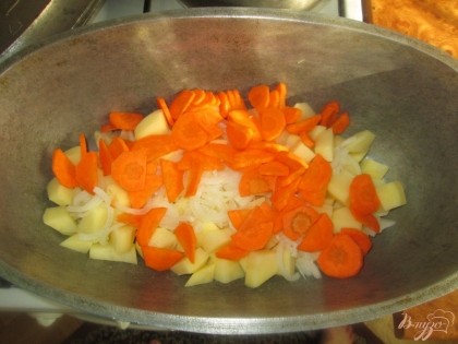 порезанную полукольцами морковку и лук,