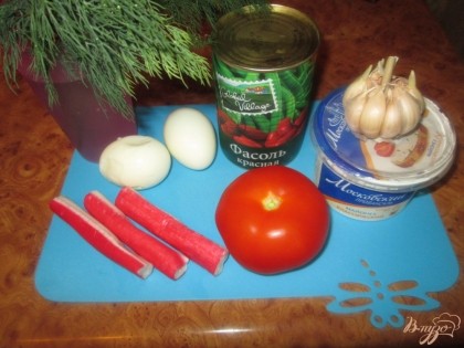 Возьмем все необходимое для нашего салата - красную фасоль, отваренные вкрутую яйца, помидор, крабовые палочки, 2 зубчика чеснока, майонез, соль, свежий укроп.