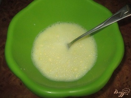 В миске взбить вилкой два яйца, молоко и ванилин.