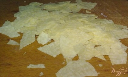 Чипсы поломайте. Лучше всего брать чипсы с такими вкусами: с сыром, с сметаной и зеленым луком.