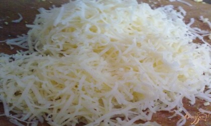 Твердый сыр натрите на мелкой терке.