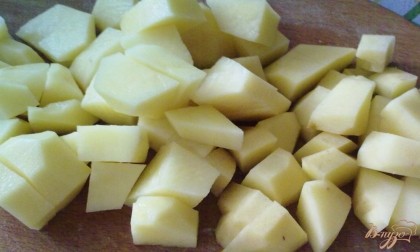 Картофель очистите, вымойте и нарежьте кубиками. Если картофель крупный, то берите 2 картофелины.