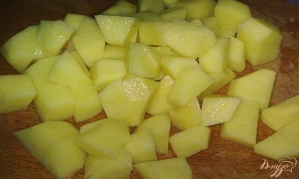 Картофель очистите и вымойте. Нарежьте кубиками. Я взяла 4 картофелины так как у меня они небольшие, если у вас крупный, то берите 3. Спустя 20 минут добавьте в воду картофель и варите до готовности.