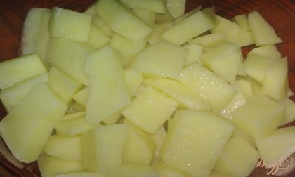 Картофель очистить, вымыть и нарезать ломтиками или кубиками. Посолите и перемешайте.
