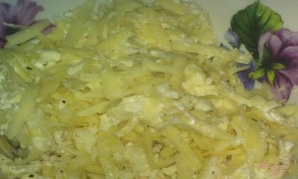 Смешайте твердый сыр с плавленным сыром, добавьте к сыру чеснок и перец черный молотый, перемешайте.