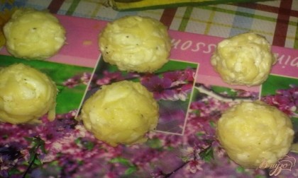 Из сырной массы сформуйте лепешки, в середину каждой положите по одной виноградинке и сформуйте шарики. Положите сырные шарики на полчаса в холодильник.