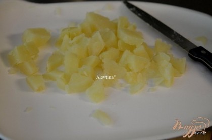 Очистить и отварить картофель до готовности . Остудить и порезать на кубики.