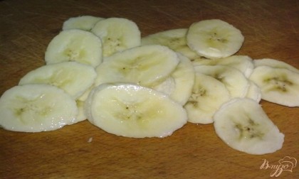 Бананы очистите от кожуры и нарежьте кружочками или дольками.