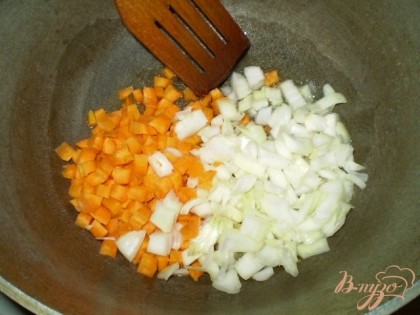 В толстостенном казане обжариваем 10 минут на масле лук и морковь.