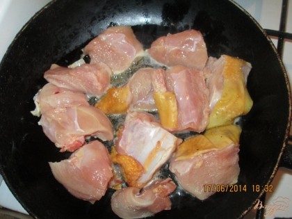Куриное мясо моем, режим на кусочки кладем на разогретую сковородку с подсолнечным маслом и обжариваем до золотистого цвета.
