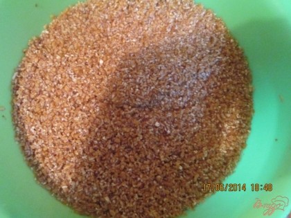 Пшеничную крупу нужно помить и оставить на  10мин в воде.