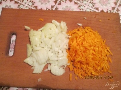 Теперь берем лук, морковку чистим, моем. Лук измельчаем, а морковку трем на терке.