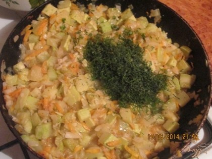 В разогретую сковородку с растительным маслом бросаем кабачки, лук, морковку. Периодически помешиваем. За пару минут до готовности бросаем измельченный чеснок, укроп, солим, перчим. Доводим до вкуса и снимаем с огня.