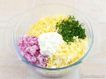 Соединить все ингредиенты в салатнике, посолить, заправить сметаной (майонезом).