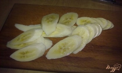 Банан нарезать кружочками.