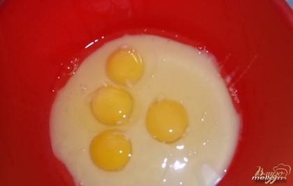 Яйца смешать со сгущённым молоком.