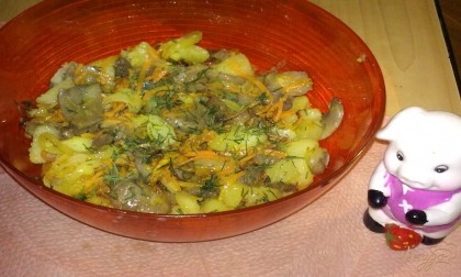 Готово! Когда остынут картофель, лук и грибы, смешайте их, добавьте морковь по-корейски. Заправьте ложкой растительного масла, посолите и поперчите. Тщательно перемешайте. Выложите в салатник, а сверху посыпьте рубленым укропом.