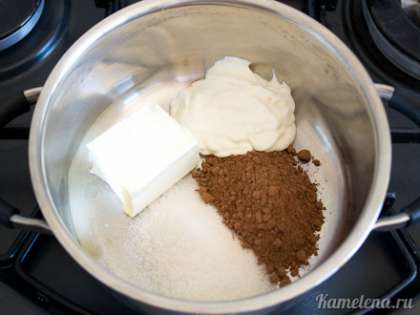 Готовим глазурь. В кастрюльку положить масло, сметану, сахар и какао, поставить на огонь.