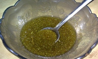 Смешиваем оливкеовое масло и яблочный уксус, добавляем соус соевый и соус чили, хмели-сунели и соль. Тщательно перемешиваем.