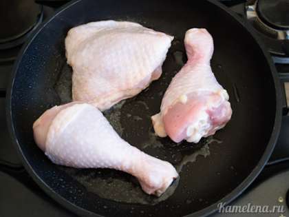 На сковороде разогреть немного растительного масла. Выложить курицу, обжарить.