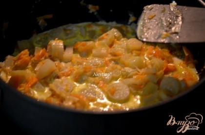 Затем добавить овощи: порезанный картофель  мелко, морковь на терке, бульон. Закрыть крышкой.Готовить еще 10 мин. или до готовности картофеля. Добавить сливки, перемешать. Посолить и поперчить. Содержимое взбить в блендаре по желанию.