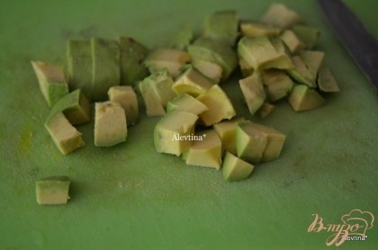 Авокадо очистить и порезать кубиками.