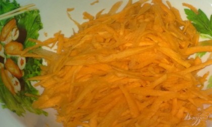 Морковь очистите, вымойте и натрите на крупной терке. Также можно нарезать морковь соломкой.