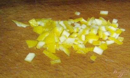 Лимон вымойте. Тонким слоем снимите цедру и нарежьте ее кубиками, но не очень мелко. Из лимона выжмите сок.