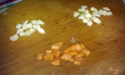 Морковь очистите, вымойте и нарежьте кубиками, не крупно. Чеснок очистите и нарежьте кубиками, не крупно. Корень сельдерея вымойте, очистите, вымойте и нарежьте кубиками, не крупно.