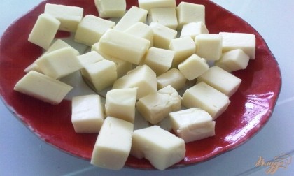 Плавленный сыр нарежьте кубиками среднего размера. Можно взять сыр с каким-нибудь вкусом. Вместо плавленного сыра можно взять мягкий сыр.