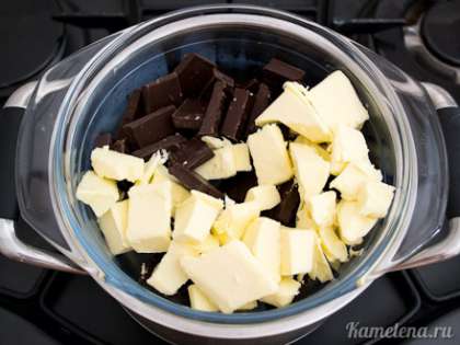 Шоколад поломать на кусочки, положить в емкость, туда же добавить кубики масла.  Сделать водяную баню - поставить емкость с шоколадом в кастрюлю с водой (лучше всего, когда дно верхней емкости не касается воды).