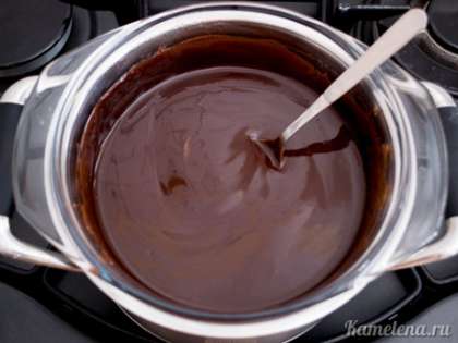 Растопить шоколад и масло в однородную смесь.  Затем снять с огня и слегка остудить.