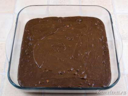 Форму смазать маслом (у меня форма 25х25 см). Желательно использовать форму не меньшего размера, брауни не должно быть высоким. Выложить шоколадное тесто, разровнять.