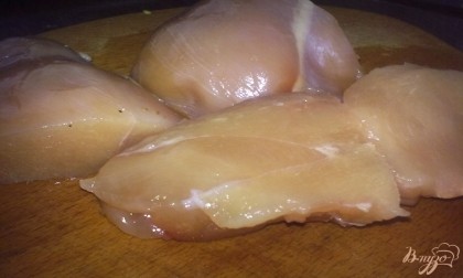 Куриное филе разморозить, обмыть и вытереть насухо бумажным полотенцем или салфеткой. Нарезать куриное филе на четыре куска.