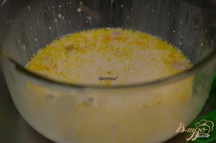В теплом молоке и воде развести дрожжи, добавить сахар, яйцо и 1 стол.л оливковое масло. Дать постоять 5 мин.