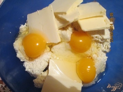 Сливочное масло перетереть  яйцом.