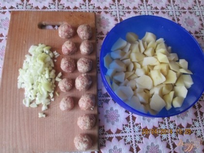 Сформировать из фарша небольшие шарики - фрикадельки.  Порежьте картофель на кубики или кому как удобно. Лук очистить и мелко порезать.
